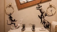 Saat awal pandemi, Banksy muncul dengan mural tikus yang menghancurkan kamar mandi di rumahnya.  Foto: Banksy/ Instagram