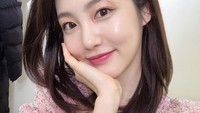 Ye Eun begitu aktris cantik ini kerap dipanggil. Ia merupakan aktris yang berada di bawah naungan agensi JYP Entertainment. Shin Ye Eun tak hanya aktif sebagai aktris, ia juga menjadi MC di salah satu program musik yaitu Music Bank. Foto: Instagram @__shinyeeun