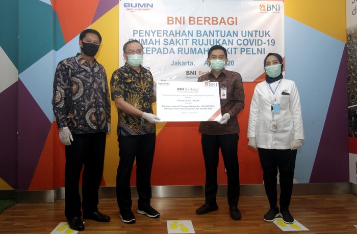 Bantuan APD untuk 182 Rumah Sakit di Indonesia Bantuan bagi tenaga medis dan APD disalurkan ke 182 rumah sakit rujukan Corona di Indonesia.