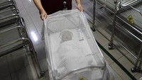 Tidak hanya bayi yang baru lahir, anak yang melakukan imunisasi juga memakai pelindung muka atau face shield.