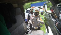 Selain itu juga bersama dinas kesehatan melakukan penyemprotan disinfektan. Yang disemprot mobilnya dan dalam mobilnya. Selesai membayar, sopir dan kernek wajib turun untuk di tapping dengan alat barcode scanning kemudian dalam kendaraan disemprot. Ini regulasi yang harus kita lakukan dan sama-sama kita laksanakan untuk mensterilisasi. Foto: dok. Ditlantas Polda Jateng