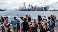 Berfoto selfie di depan Patung Liberty dengan background kota New York. Jika musim liburan, jangan heran jika ada saja traveler yang berbahasa Indonesia di tempat ini. Patung Liberty menjadi spot wajib traveler ke New York.