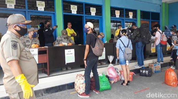 43 penumpang KM Dobonsolo dikarantina setelah kapal sandar di Pelabuhan Yos Sudarso Ambon (Muslimin Abbas/detikcom)