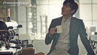 Selain suka makan, aktor pemain The Heirs ini juga gemar ngopi. Intip saja nih pose kerennya saat menikmati secangkir kopi. Foto: Instagram @actorleeminho