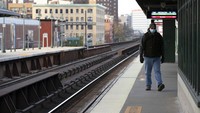 Sebelumnya, otoritas New York City, salah satu wilayah AS yang paling parah terdampak Corona, telah mengumumkan akan menambahkan 3.778 kematian yang diduga terkait virus Corona. Ini adalah mereka yang meninggal setelah mengalami gejala-gejala seperti COVID-19 namun, belum menjalani tes Corona untuk memastikannya.