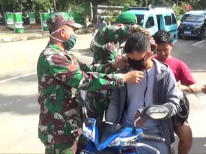 Razia Gabungan, Personel TNI/Polri di Kendari Bagikan Masker ke Pengendara