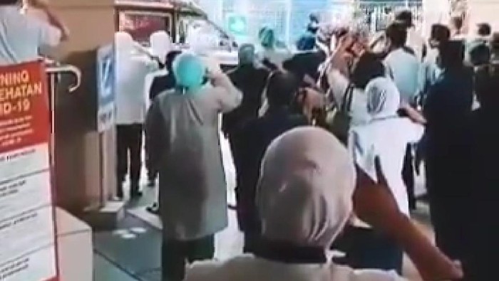 Perawat meninggal karena COVID-19 Perawat meninggal karena COVID-19