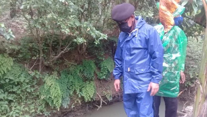 Polisi olah TKP balita tewas tenggelam di kolam lele Kulon Progo, Jumat (17/4/2020).