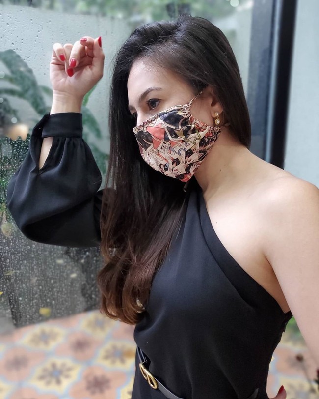  Wulan Guritno tampil stylish dengan masker keluaran Ghea Fashion Studio, label busana milik desainer ternama Ghea Panggabean. Masker terlihat unik karena bergambar wayang dan bisa dikenakan bolak-balik. Foto: Instagram