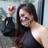  Wulan Guritno tampil stylish dengan masker keluaran Ghea Fashion Studio, label busana milik desainer ternama Ghea Panggabean. Masker terlihat unik karena bergambar wayang dan bisa dikenakan bolak-balik. Foto: Instagram