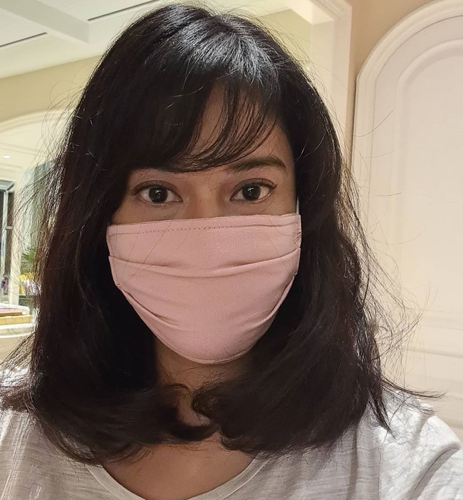 Dian Sastrowardoyo memilih masker kain dengan gaya simpel tapi fungsional. Masker keluaran brand lokal We Heal ini terbuat dari katun ramah lingkungan. Foto: Instagram