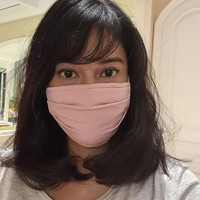 Dian Sastrowardoyo memilih masker kain dengan gaya simpel tapi fungsional. Masker keluaran brand lokal We Heal ini terbuat dari katun ramah lingkungan. Foto: Instagram