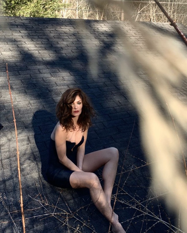 Helena melakukan pemotretan seksi di rumahnya dalam rangka social distancing karena Corona. Pemotretan tersebut dalam rangka promosi koleksi busana terbarunya dari brand fashion miliknya Staerk and Christensen. Foto: dok. Instagram