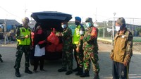 Nasi bungkus dibagikan langsung oleh prajurit TNI dari rumah ke rumah. Hal ini untuk tetap menerapkan physical distancing (pembatasan fisik) dan social distancing (pembatasan sosial), agar dalam pelaksanaannya dapat berjalan dengan aman dan lancar.