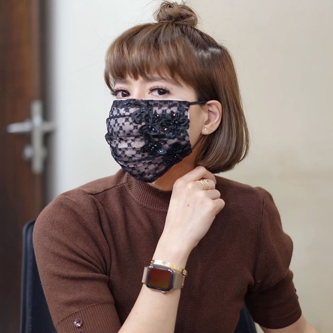 Meskipun memakai masker kain, Chika Jessics tetap ingin tampil glamor dengan masker yang satu ini. Masker terlihat feminin dengan lapisa lace hitam dan ornamentasi bunga. Foto: Instagram