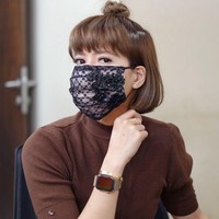 Meskipun memakai masker kain, Chika Jessics tetap ingin tampil glamor dengan masker yang satu ini. Masker terlihat feminin dengan lapisa lace hitam dan ornamentasi bunga. Foto: Instagram