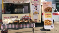Menjadi model untuk produk ayam goreng, Shin Ye Eun dikirimi food truck dari produk ayam goreng tersebut. Ada banyak paket makanan dan juga cola yang nikmat. Foto: Instagram @__shinyeeun