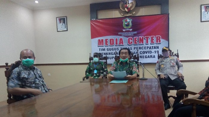 Bupati Banjarnegara Budhi Sarwono saat jumpa pers, Sabtu (18/4/2020)