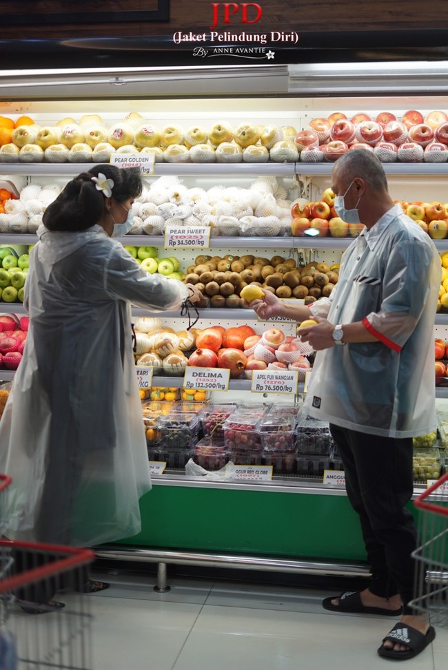 Baginya, jaket tersebut menjadi pembuktiannya bahwa industri kreatif tidak mandek oleh terpaan COVID-19. (Foto: Dok. Anne Avantie)