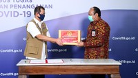 Bantuan itu diserahkan langsung secara simbolis kepada Ketua Gugus Tugas Percepatan Penanganan COVID-19, Doni Monardo. Foto: dok. BIN