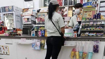 Si kucing yang tahu bahwa lingkaran tersebut untuk jaga jarak. (Foto: Boredpanda)