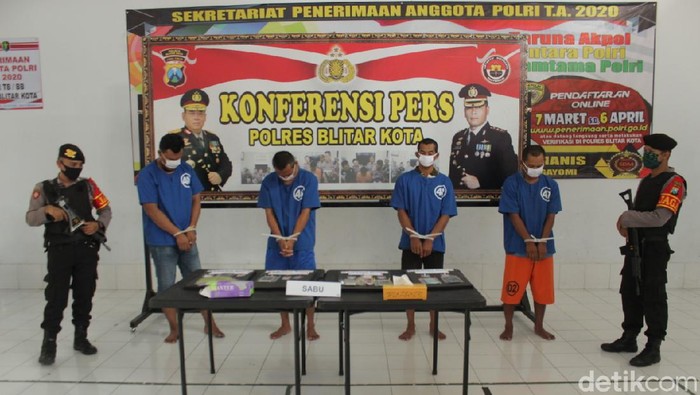 Dalam sepekan, Polresta Blitar mengungkap empat kasus peredaran sabu. Pengungkapan bermuara pada bandar yang masih mendekam di Lapas Malang dan Madiun.