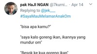 Goreng ikan tidak takut minyak itu rasanya sudah seperti jagoan. Nah pria satu ini kalau goreng ikan, justru ikannya yang mundur-mundur. Nahlo, gimana tuh? Foto: twitter
