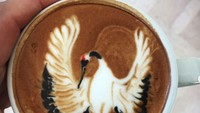 Latte art bergambar burung cantik ini merupakan karya dari barista bernama Giuseppe Fiorini. Saking artistiknya, latte art tersebut pernah mendapat peringkat ke-7 di kejuaraan World Championship of Latte Art pada tahun 2016. Foto: istimewa