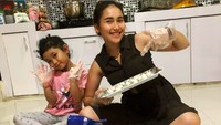 “Coba buat makanan apa nih kita hari ini hehehhehe..... cilok kynya enak y 😍❤️👍🏻,” ujar Ayu. Sesekali ia juga mengajak Bilqis membantunya. Foto: Instagram ayutingting92