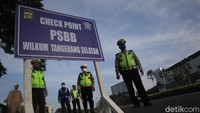 Pos chek point digelar dikarenakan hari ini Tangerang Selatan Mulai menerapkan PSBB untuk mencegah penyebaran wabah Virus Corona.