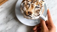 Latte art buatan barista Daphne Tan sangat menakjubkan. Barista asal Singapura tersebut menciptakan latte art dengan menggunakan foam yang didesain 3D. Seperti pada foto ini, karakter harimau tampak nyata dibuatnya. Foto: istimewa