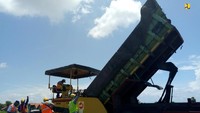 Selain mengerjakan penimbunan tanah dan pengaspalan, Kementerian PUPR melalui Balai Besar Pelaksanaan Jalan Nasional VII Semarang Jawa Tengah, Direktorat Jenderal Bina Marga juga membangun tujuh jembatan. Lima jembatan yang tengah dibangun yakni jembatan Siderpa, Pemali, Sigeleng, Bugel dan Pancarawis. Sedangkan dua jembatan yang belum dibangun yakni Kemiri dan Kaligangsa.Foto: Istimewa/Dok. Kementerian PUPR