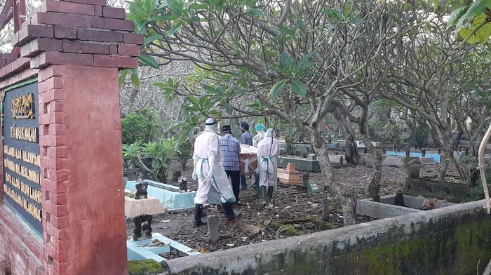 Seorang penjual es keliling meninggal dunia saat dirawat di ruang isolasi RSUD Jombang. Rapid test menunjukkan hasil positif. Sayangnya, pesien belum sempat menjalani tes swab sehingga tidak bisa dipastikan positif atau negatif COVID-19.