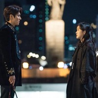 K-drama selanjutnya di nomor 3 adalah The King: Eternal Monarch. Menceritakan kisah cinta beda dimensi antara seorang raja dan petugas kepolisian. Foto: dok. Twitter