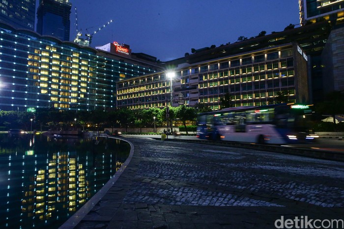 Sejumlah hotel di kawasan Bundaran HI menyalakan lampu-lampu kamarnya membentuk lambang hati (love), Jakarta, kemarin.