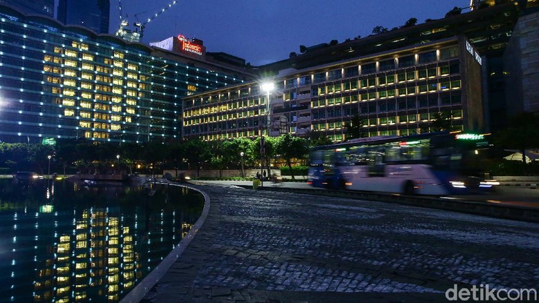 Hotel Love Dukungan Untuk Para Tenaga Medis Sejumlah hotel di kawasan Bundaran HI menyalakan lampu-lampu kamarnya membentuk lambang hati (love), Jakarta, kemarin.