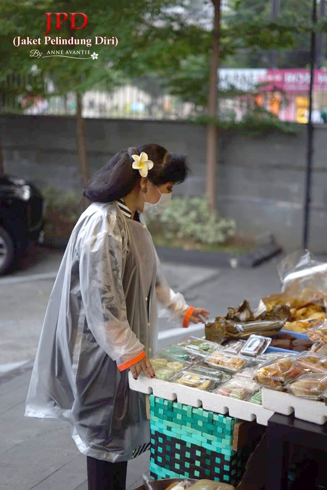 Setelah membuat APD gratis untuk tenaga medis, Anne Avantie terpikirkan untuk membuat baju serupa yang bisa dipakai sehari-hari untuk masyarakat umum. APD kan standarnya hanya bagi tenaga medis. Tapi ada masyarakat yang pengin pakai ketika keluar rumah agar terlindung dari virus Corona. Dari situ, saya pikir kenapa nggak buat jaket pelindung diri atau JPD, ungkap Anne kepada Wolipop, Jumat (17/4/2020). (Foto: Dok. Anne Avantie)