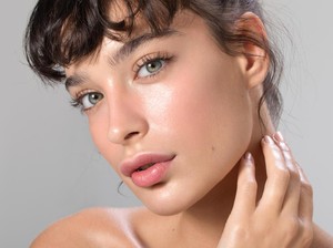 8 Cara Make Up Natural untuk Silaturahmi Online