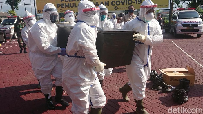 Polisi dan TNI di Trenggalek mengikuti pelatihan penanganan jenazah yang terpapar virus Corona. Pelatihan diikuti mulai dari rumah sakit hingga pemakaman.