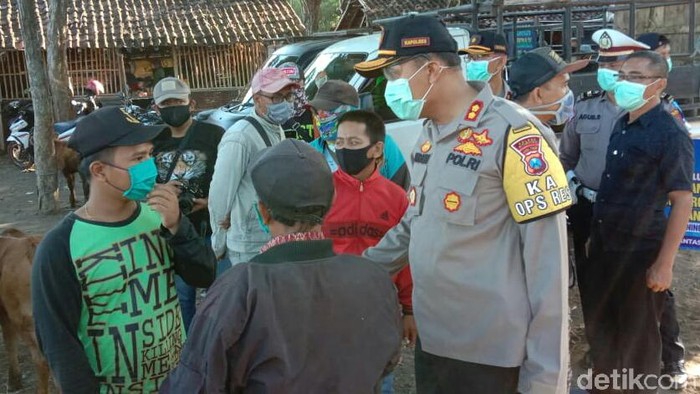 Pemandangan di Pasar Hewan (PH) Sabtuan, Situbondo tak seperti biasanya. Seluruh pengunjung pasar di Desa Sumberkolak Kecamatan Panarukan itu diwajibkan mengenakan masker.