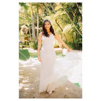 Pada hari pernikahannya, Rahma Azhari memilih penampilan simpel namun tetap elegan. Dia mengenakan gaun pengantin putih berpotongan V neck. Gaun pengantin terlihat cantik dengan detail bebatuan yang juga berwarna putih. Foto: Dok. Instagram @raazharita