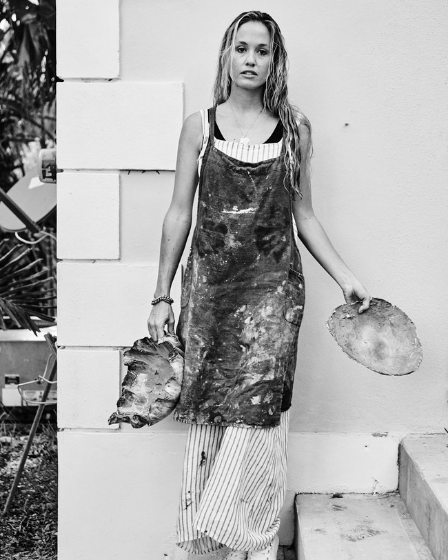 Berkat hobi barunya itu, Florence tak hanya bisa sembuh dari depresi dan ketergantungan obat. Beberapa waktu lalu ia pun berkompetisi dalam acara The Great Pottery Throw Down hingga melaju ke babak pertengahan. Kini Florence juga sering membuat tutorial cara membuat pot untuk membantu para pemula. (Foto: Instagram/@florencestgeorge)