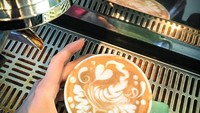 Punya konsep unik pada latte art buatannya, barista asal Belanda Angie Chun ini juga pernah menjadi juara 1 di US Latte Art Championship 2015. Lihat salah satu karyanya, latte art dengan hiasan bentuk hati. Foto: istimewa