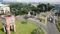 Arus lalu-lintas hari pertama penerapan Pembatasan Sosial Berskala Besar (PSBB) di Tangerang Raya terpantau cenderung lengang seperti terpantau di Bundaran Alam Sutra, Tangerang Selatan. Hari ini merupakan hari pertama penerapan PSBB di Kota Tangerang Selatan.
