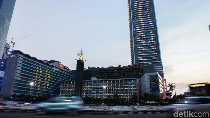 Sejumlah hotel di kawasan Bundaran HI menyalakan lampu-lampu kamarnya membentuk lambang hati (love), Jakarta, kemarin.