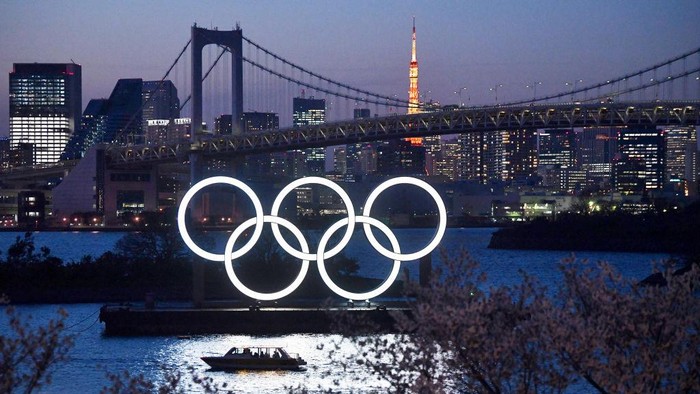 TOKYO, JAPAN - MARCH 25: A boat sails past the Tokyo 2020 Olympic Rings on March 25, 2020 in Tokyo, Japan. Following yesterdays announcement that the Tokyo 2020 Olympics will be postponed to 2021 because of the ongoing Covid-19 coronavirus pandemic, IOC officials have said they hope to confirm a new Olympics date as soon as possible. (Photo by Carl Court/Getty Images)