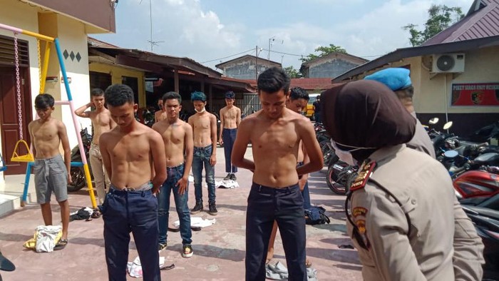 Puluhan Pelajar Saat Diamankan di Polsek Percut Sei Tuan (Dok. Istimewa)