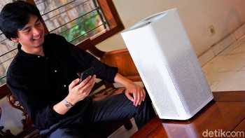 Mi Air Purifier 2H bisa dikontrol lewat aplikasi di smartphone dan mendukung asisten digital Google Assistant serta Alexa. Foto: Adi Fida Rahman/detikINET