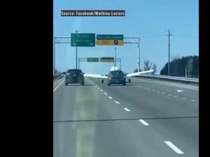 Waduh, Pesawat Ini Mendarat Darurat di Jalan Tol