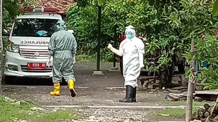 Proses penjemputan PDP Corona di Blora